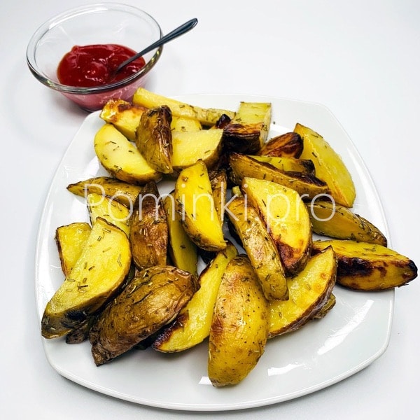 Картофель запеченный с розмарином и соус томатный