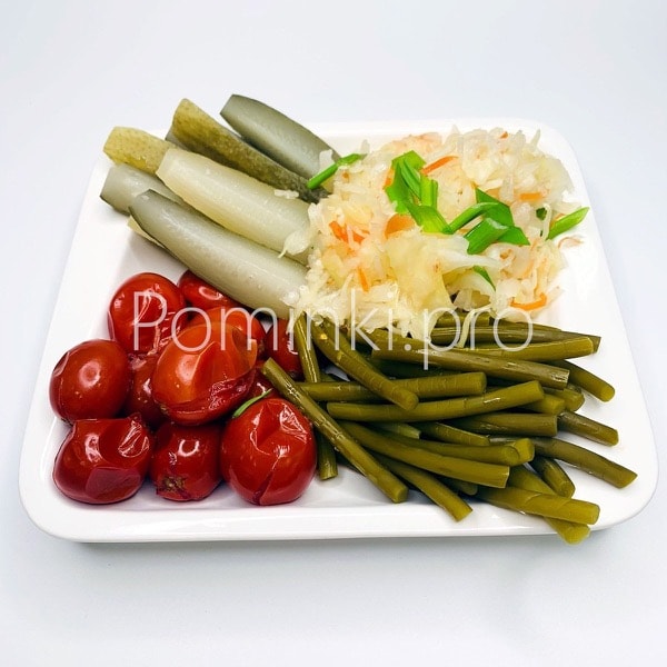 Соленья (огурцы, капуста, черемша)
