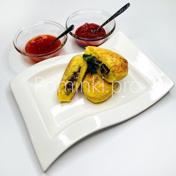 Картофельные зразы с грибами и и томатным соусом