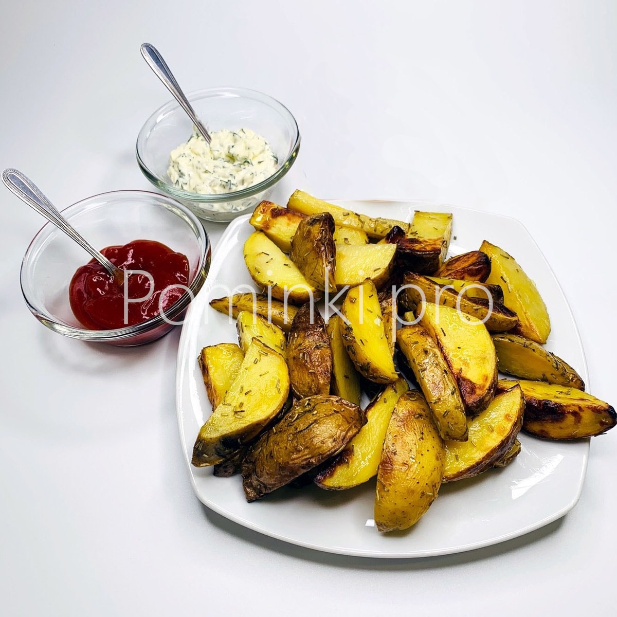 Картофель запеченный с розмарином c соусами томатный и тар-тар