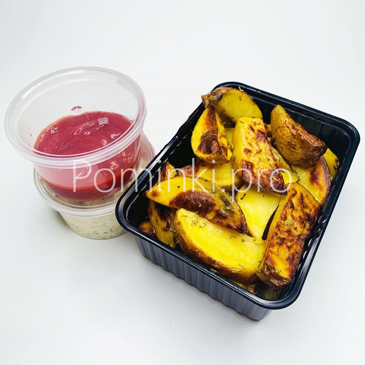Картофель запеченный с розмарином с томатным соусом, соусом чили и тар-тар