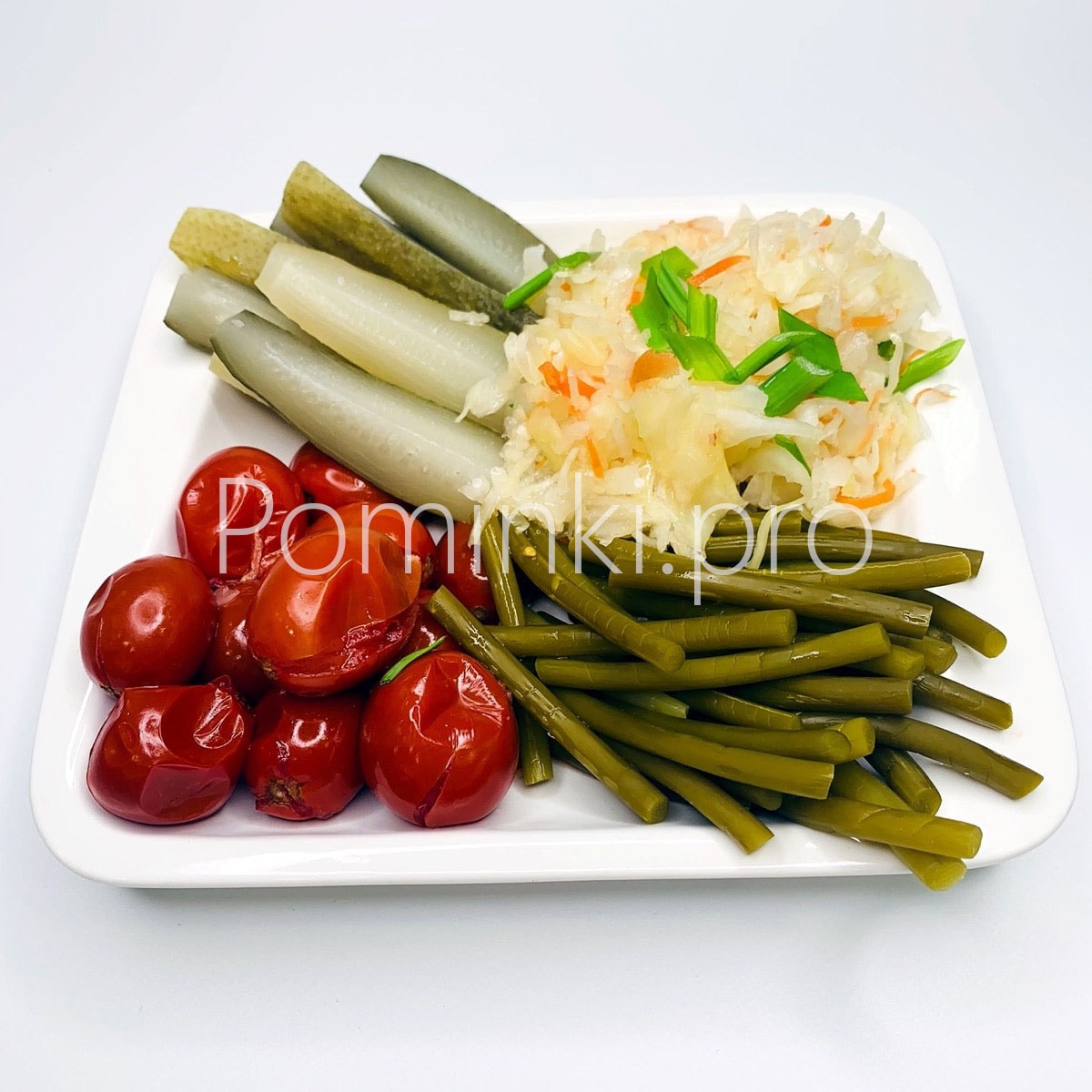 Соленья (огурцы, капуста, черемша)