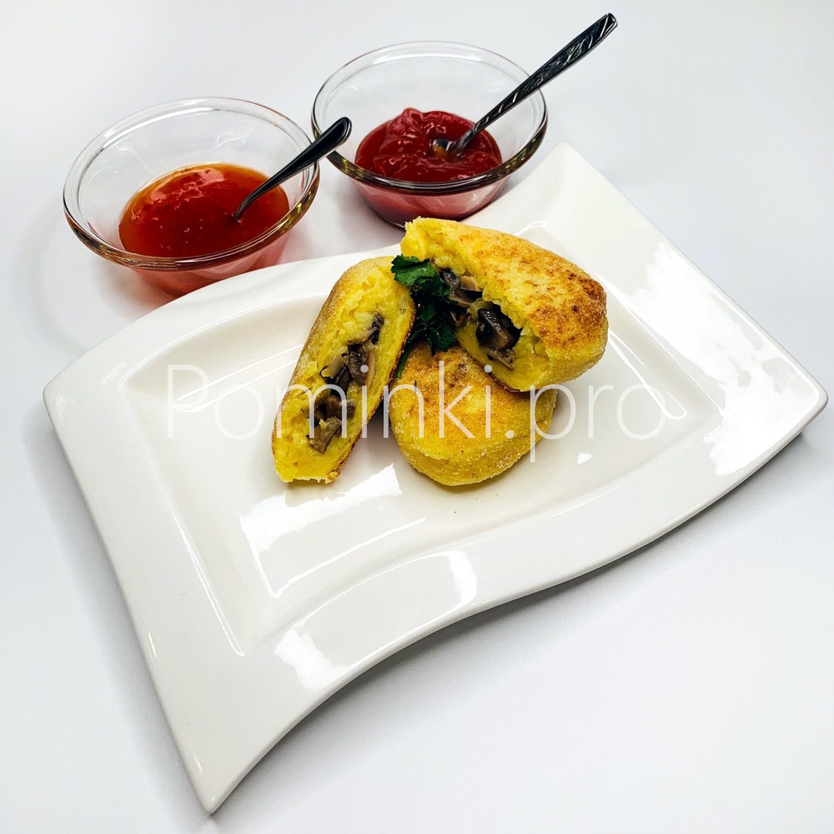 Картофельные зразы с грибами и и томатным соусом
